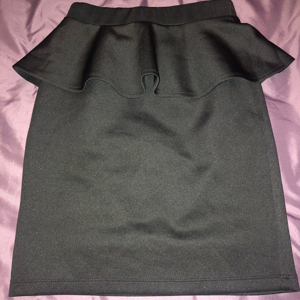 Black peplum skirt never worn forever 21 small